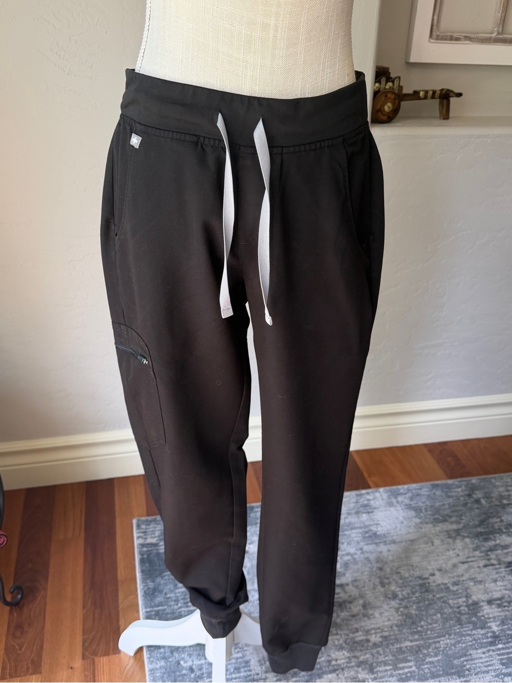 Figs Technical Collations Women's Black Scrub 2pc Set with Jogger Pants Size: S - Picture 10 of 13